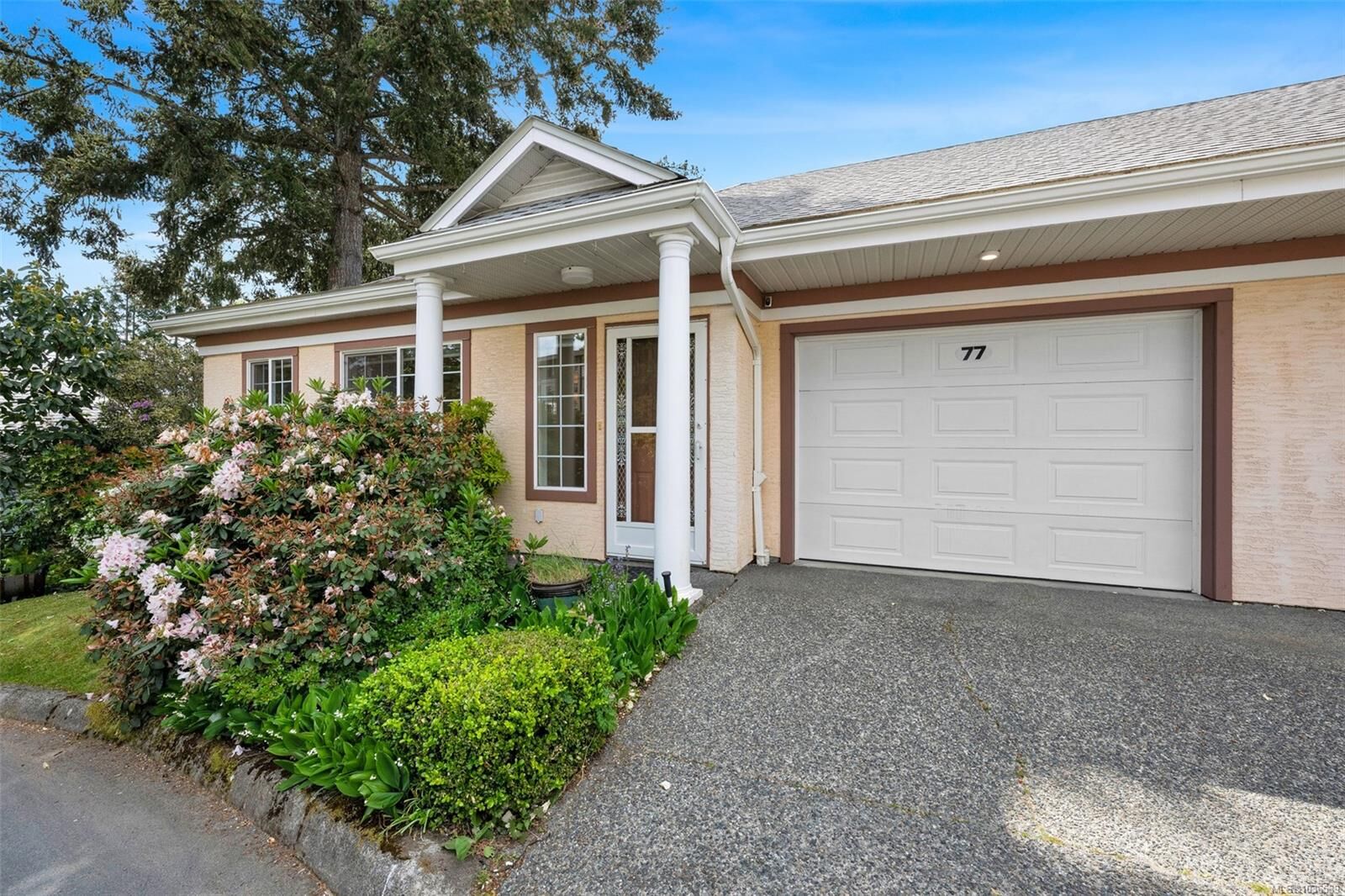 Property Photo: 14 Erskine Lane 77 BC V8Z 7J7