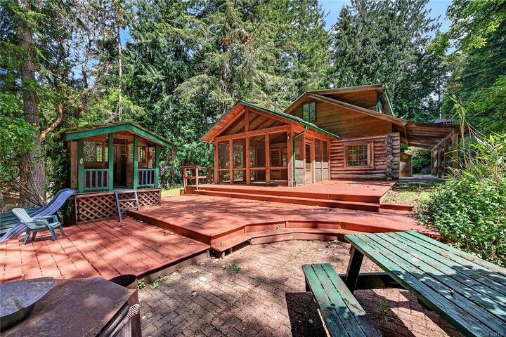Property Photo: 135 Fairway Dr BC V8K 1M6