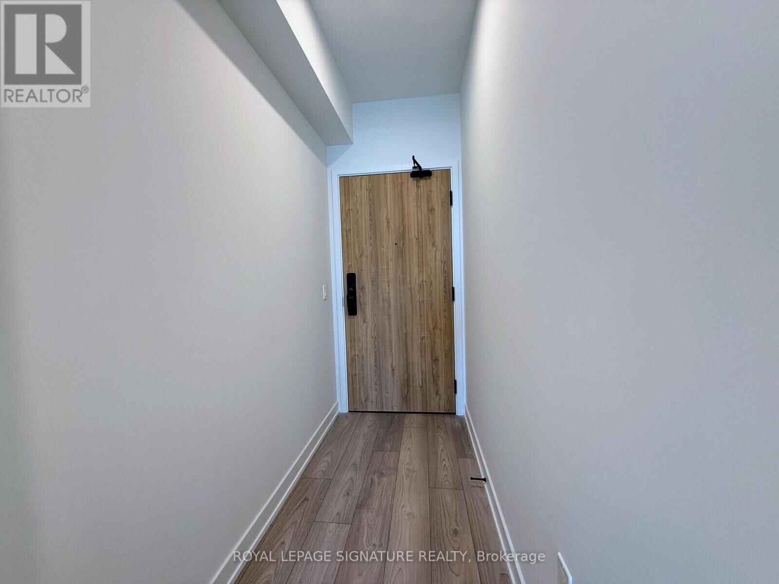 Property Photo: 1 Fairview Road East 1009 ON L5A 0B4