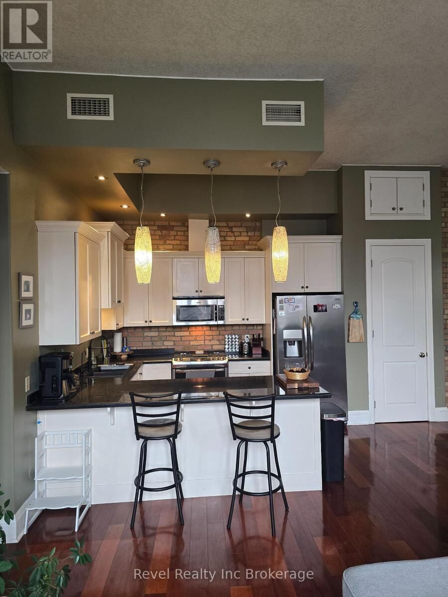 Property Photo:  81 Broadway Street 105  ON N4S 3A1 
