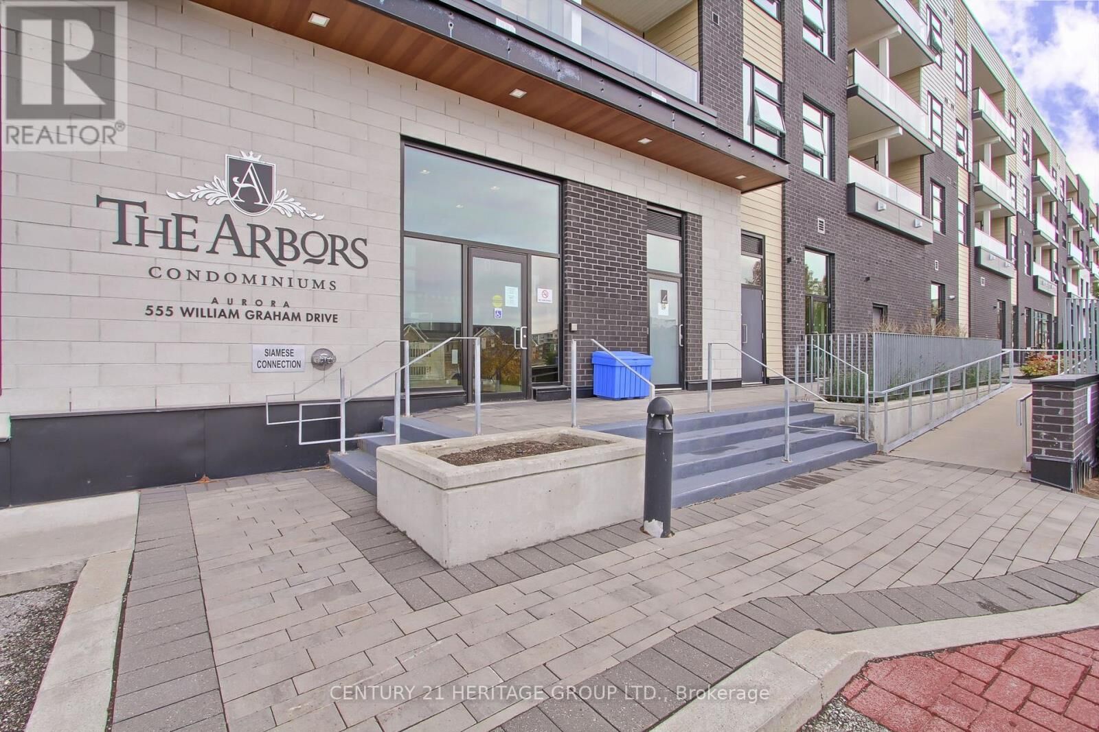 Property Photo:  555 William Graham Drive 250  ON L4G 7C4 