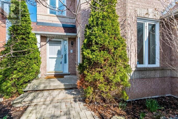 Property Photo:  33 Strathroy Crescent  ON L8B 0K9 