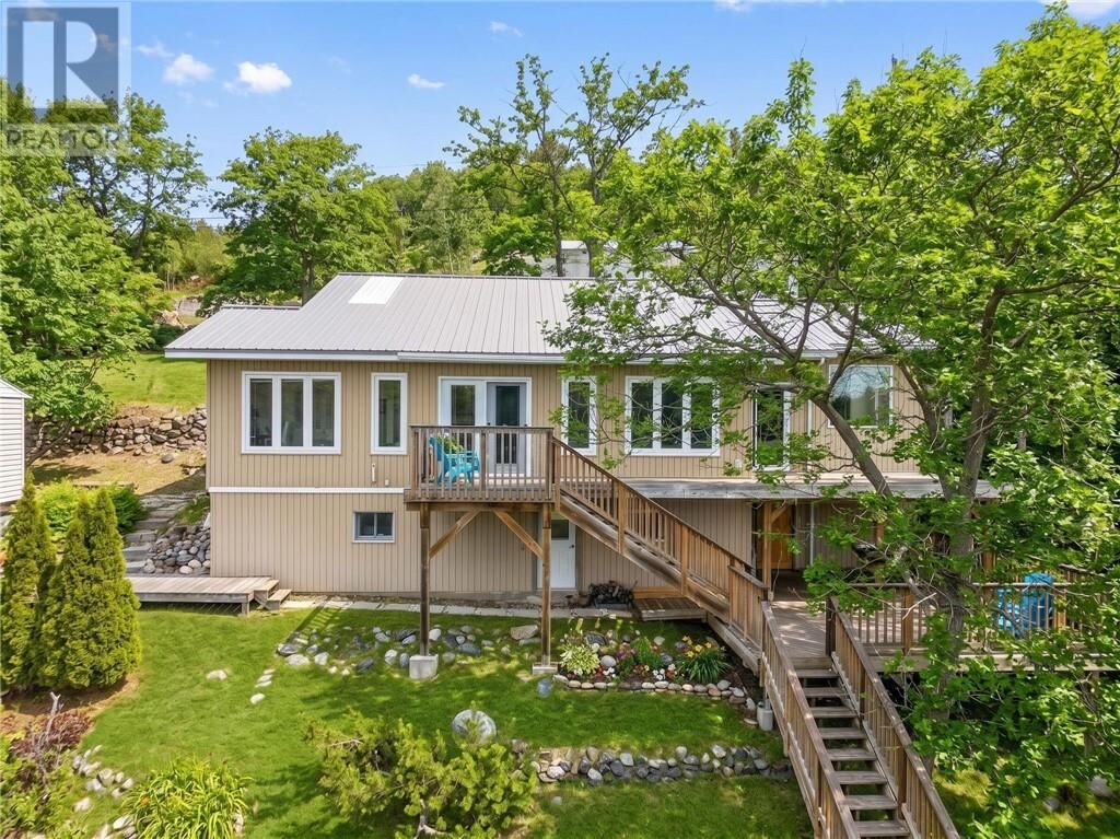 Property Photo: 2113 Sunnyside Road ON P3G 1H9