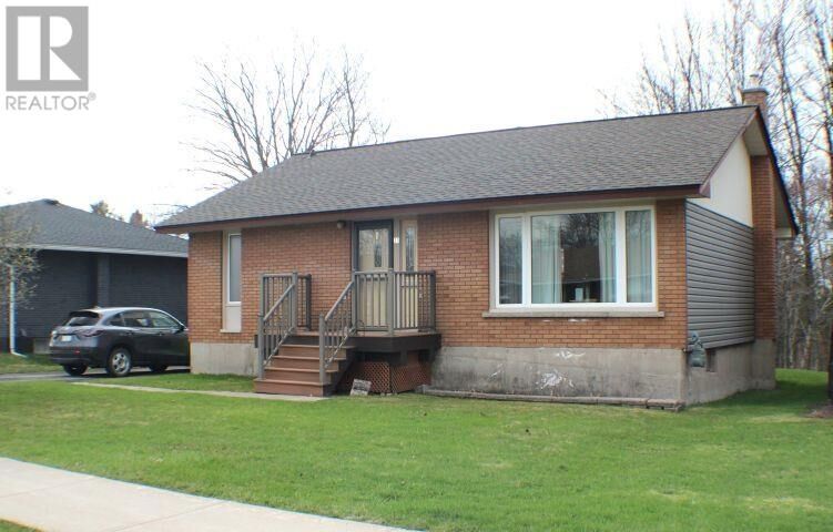 Property Photo:  31 White Oak Dr W  ON P6C 2H7 