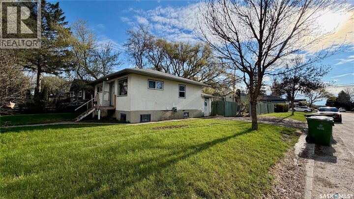 Property Photo:  2102 Herman Avenue  SK S7M 0N2 