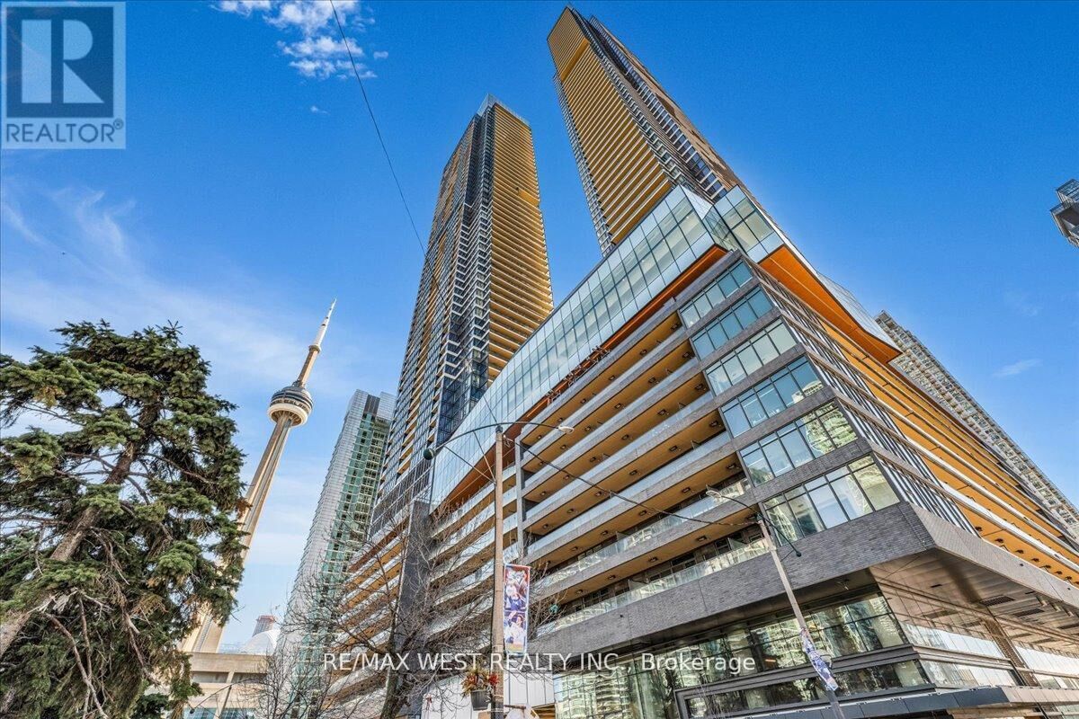 Property Photo:  1 Concord Cityplace Way 5709  ON M5V 0X3 