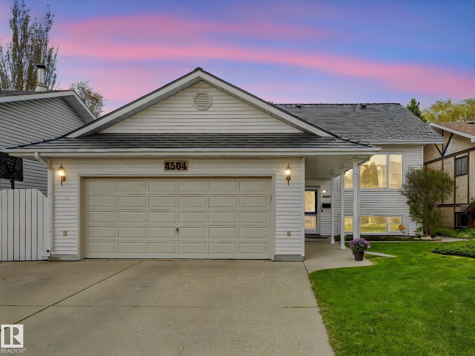 Property Photo:  4504 29 Avenue NW  AB T6L 4S4 