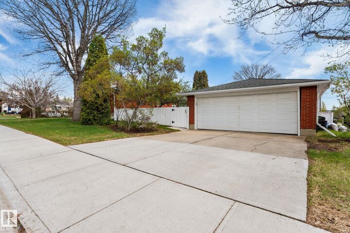 Property Photo:  4719 117A Street NW  AB T6H 0E9 