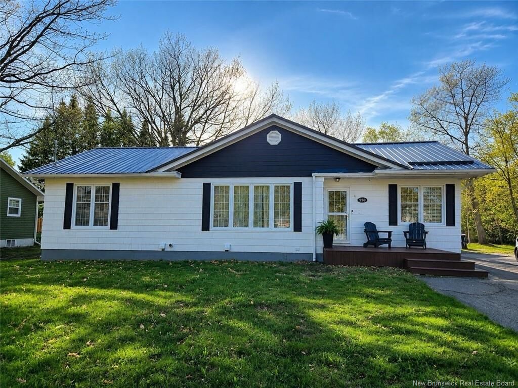 Property Photo:  930 O'Neil Avenue  NB E2A 2L3 