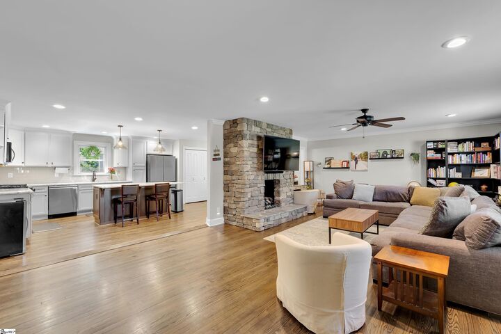 Property Photo:  204 Lowndes Avenue  SC 29607 