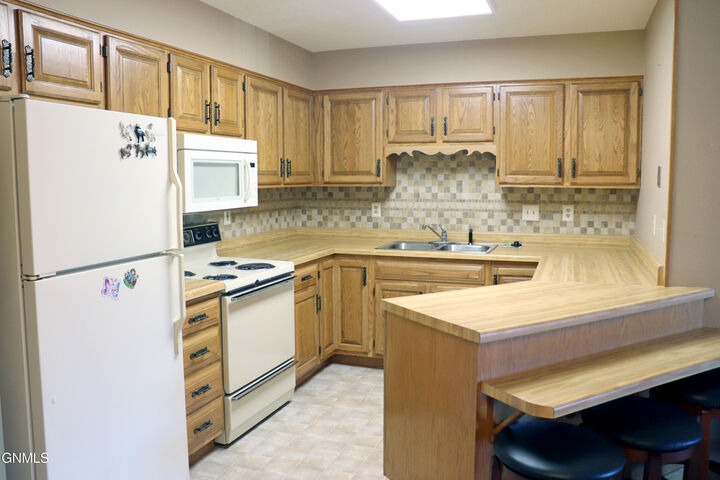 Property Photo: 2121 Washington Street 11 ND 58501