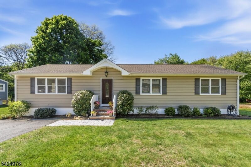 Property Photo:  6 Oak Dr  NJ 07869 