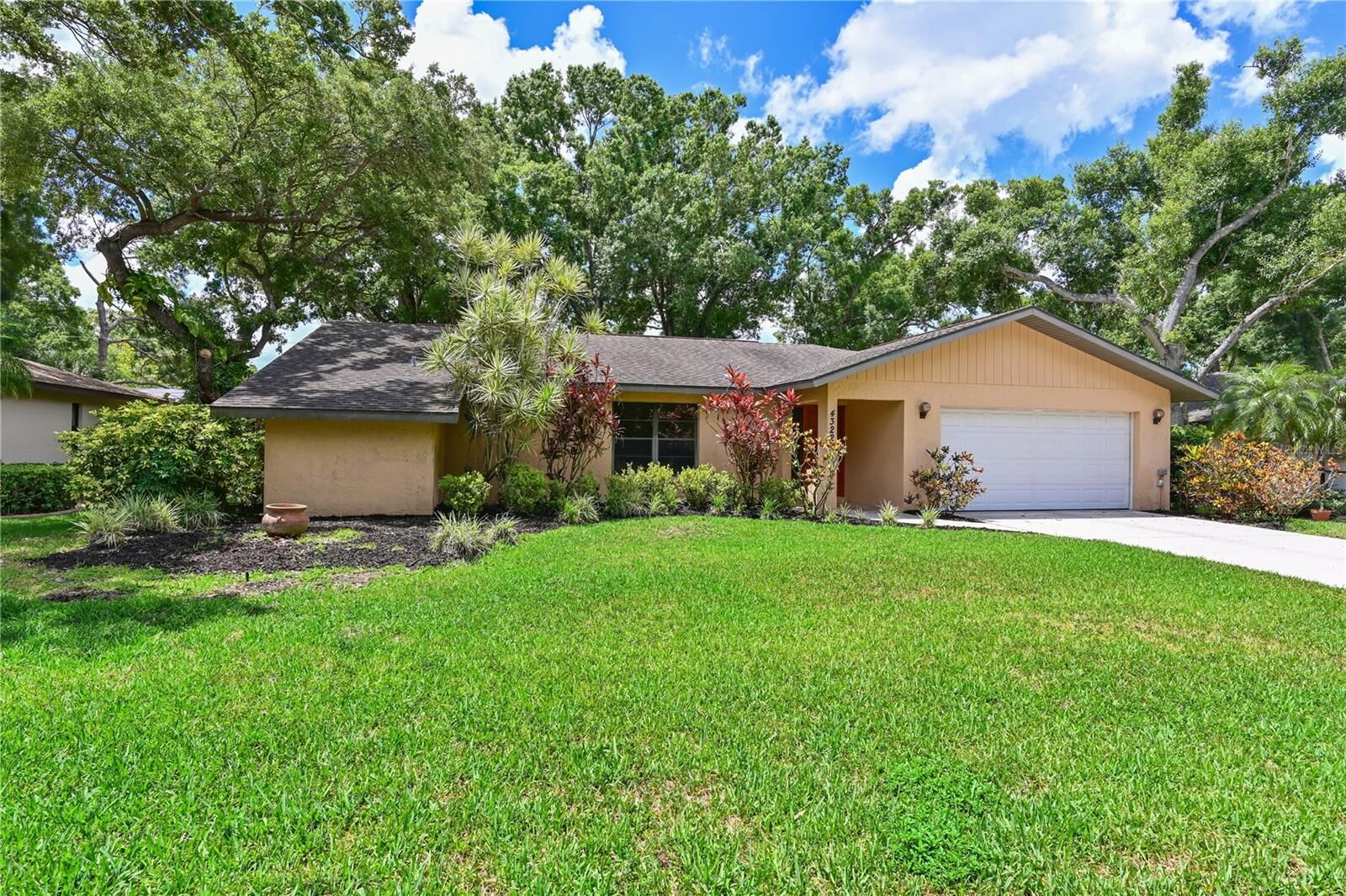 Property Photo:  4322 Pasadena Court  FL 34233 