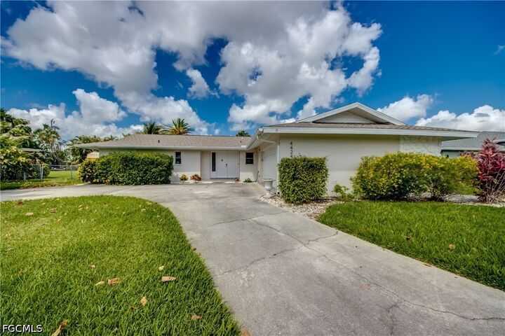 Property Photo:  4424 SE 11th Place  FL 33904 