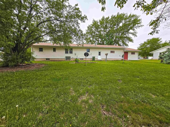 Property Photo:  611 Railroad Ave  IA 51016 