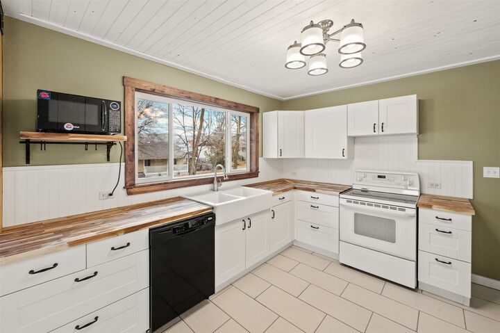 Property Photo: 6470 Hollow Street BC V0H 1T0