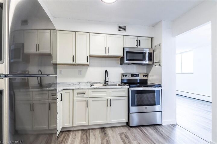 Property Photo:  975 Warwick Court 908  ON L7T 3Z7 