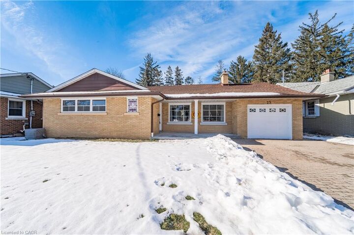 Property Photo:  25 Hahn Place Main  ON N2M 1R4 