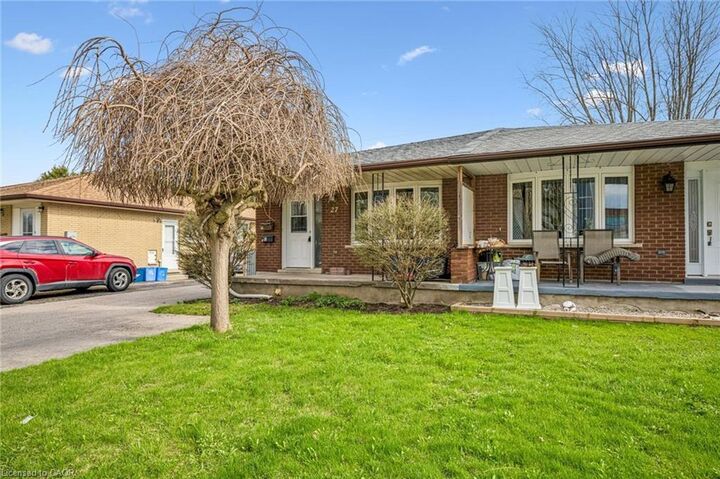 Property Photo: 27 Vicmount Drive ON N2M 2A2