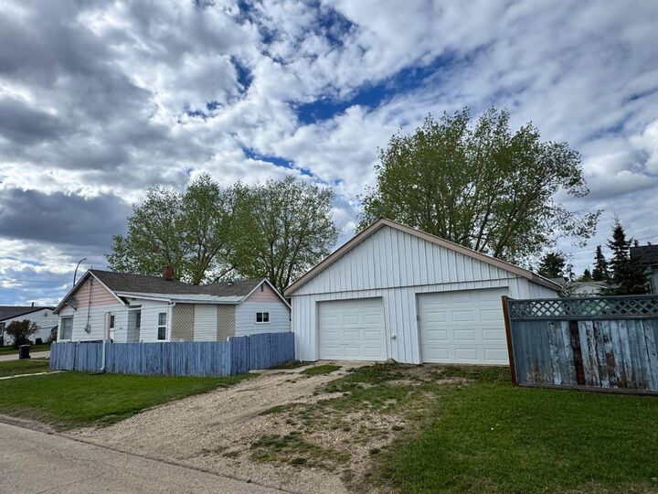 Property Photo:  10616 104 Avenue  AB T0H 1L0 