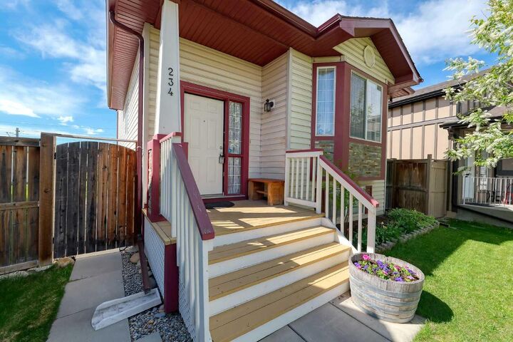 Property Photo:  234 Martinvalley Mews NE  AB T3J 4W3 