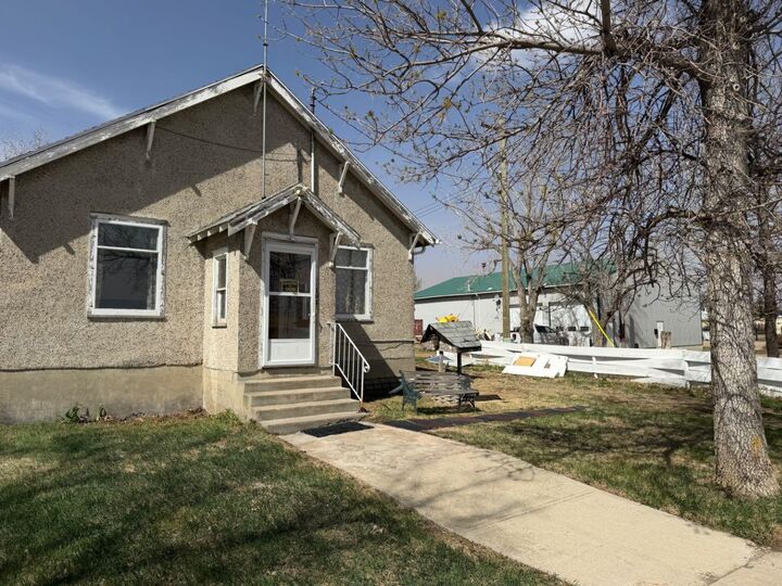 102 Railway Avenue S — photo 1