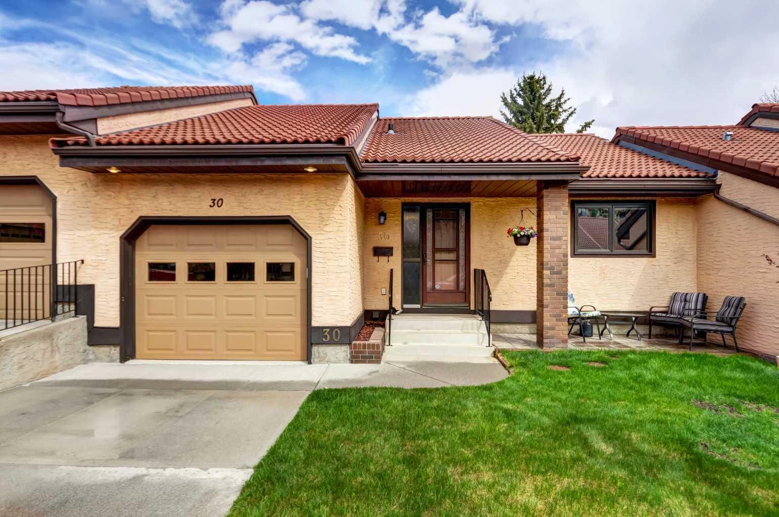 Photo de la propriété: 118 Strathcona Road SW 30 AB T3H 1P3