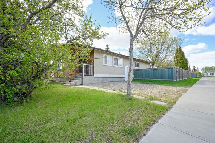 Property Photo:  9433 121 Avenue  AB T8V 4R5 