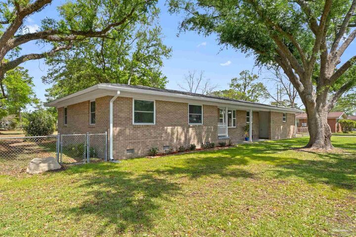 Property Photo:  100 S Savannah St  FL 32503 