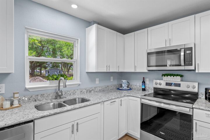 Property Photo: 100 S Savannah St FL 32503