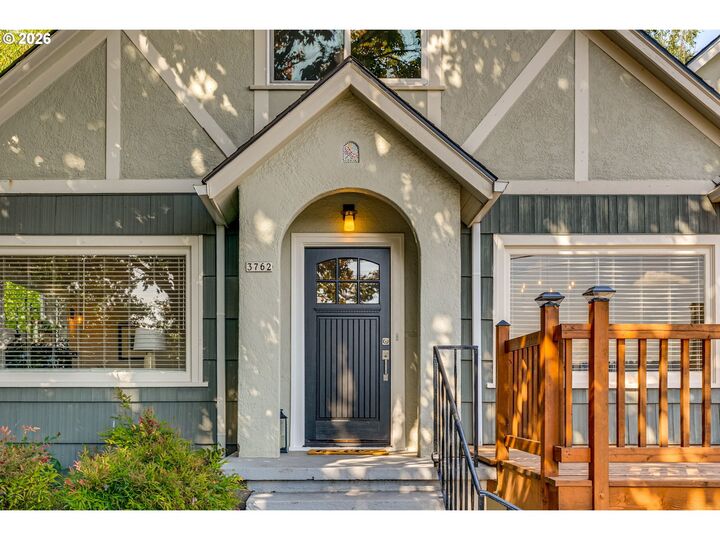 Property Photo: 3762 N Melrose Dr OR 97227