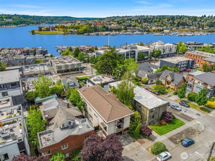 Property Photo: 2633 Franklin Avenue E 102 WA 98102