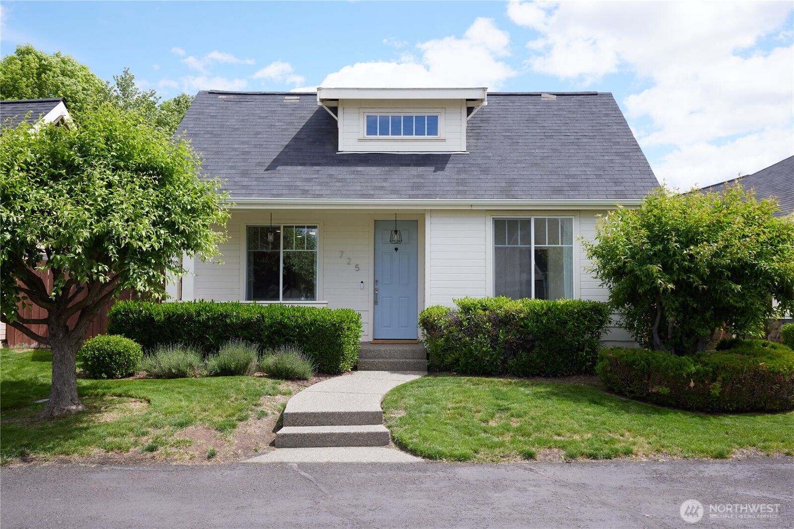 Property Photo: 725 SE Creekside Drive WA 99324