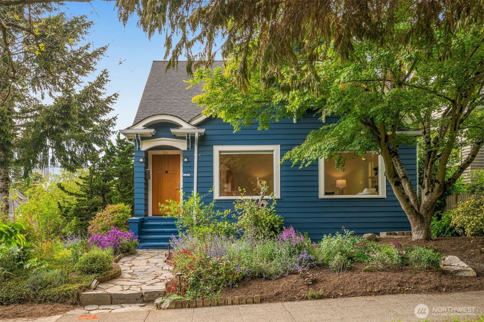 Property Photo:  801  16th Avenue  WA 98122 