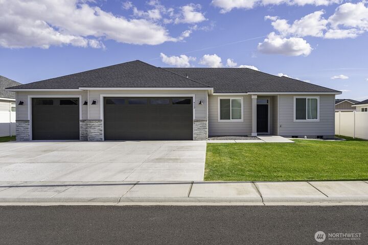 Property Photo: 912 7th Avenue NE WA 98823