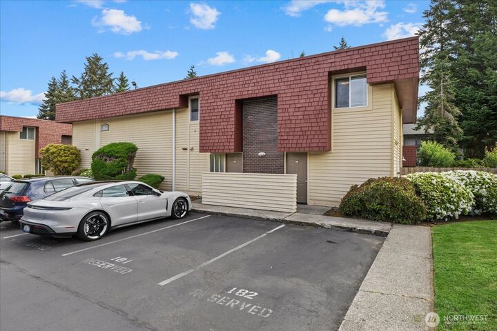 Property Photo:  514  142nd Avenue SE 98  WA 98007 