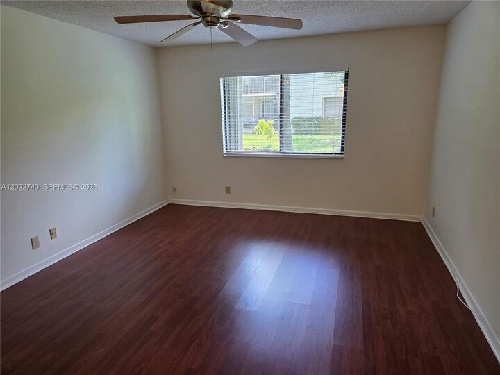 Property Photo: 413 Lakeview Dr 104 FL 33326