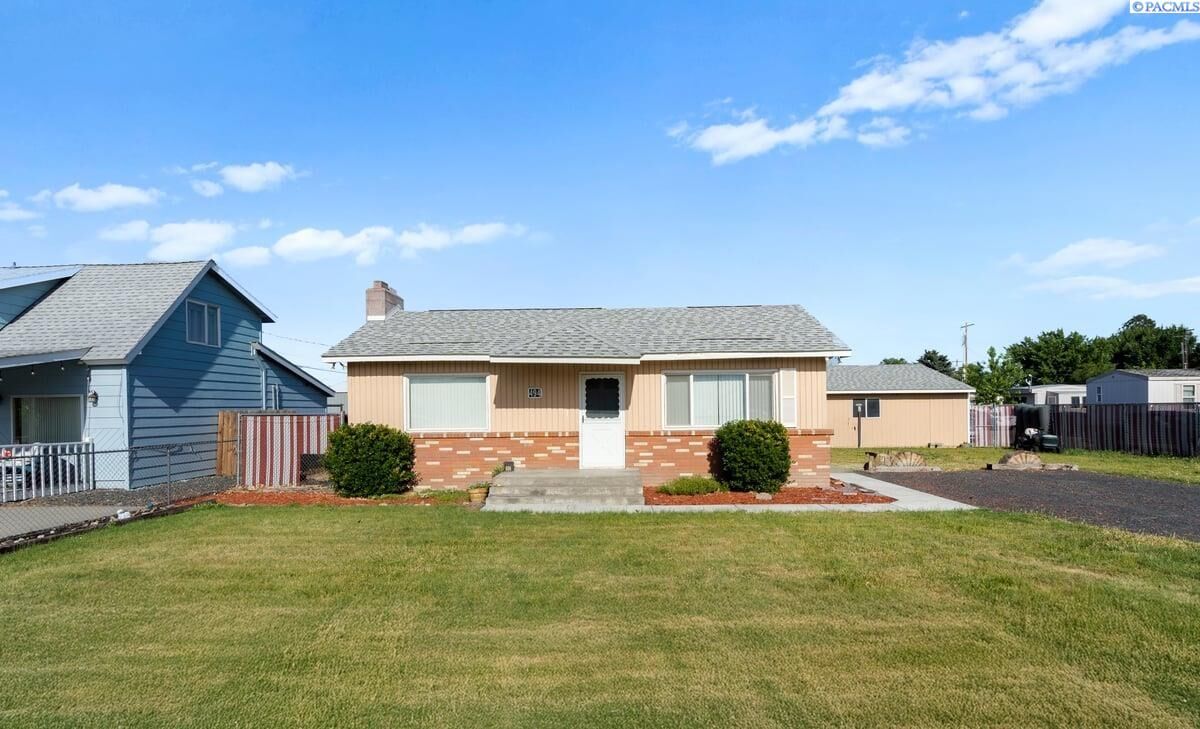 Property Photo: 494 S 38th Ave WA 99353-5166