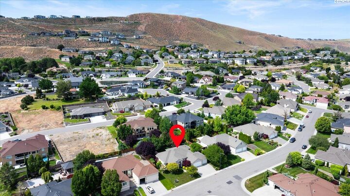 Property Photo: 325 Falconridge St WA 99352