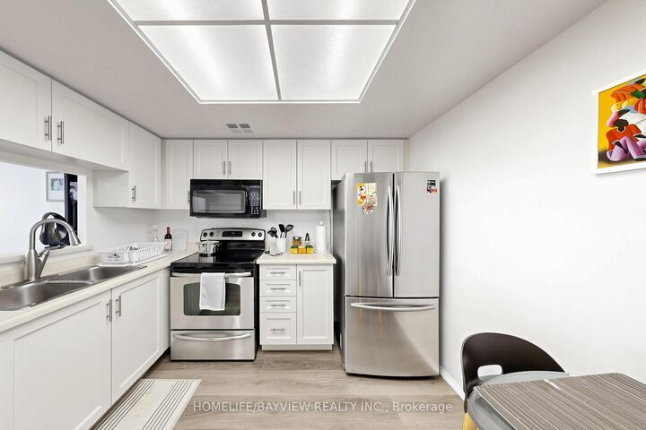 Property Photo: 7601 Bathurst Street 902 ON L4J 4H5