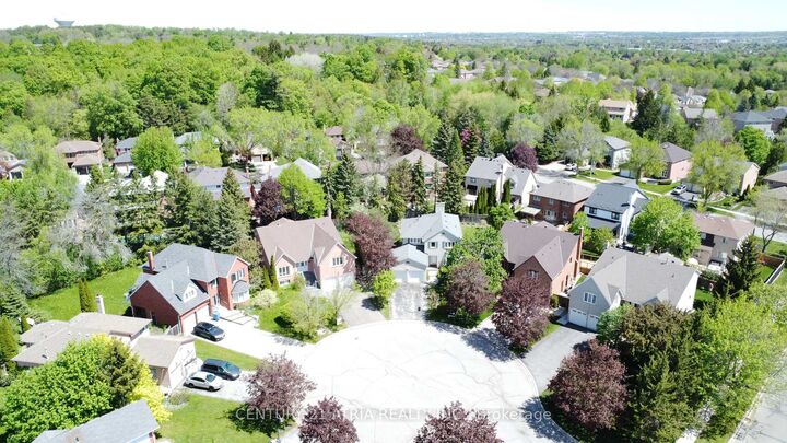 Photo de la propriété: 10 Laurwood Court ON L4G 5C2