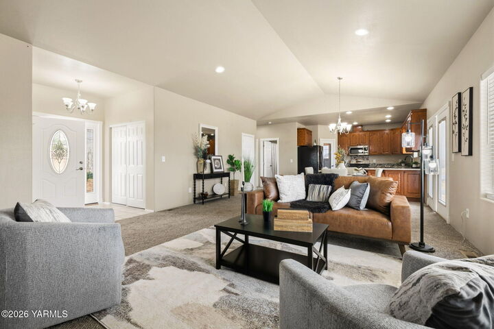 Property Photo: 14905 Violet Ct WA 98908