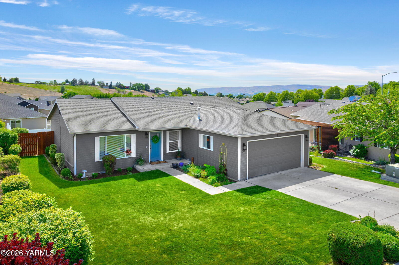 Property Photo: 507 N 77th Ave WA 98908