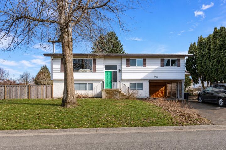 8708 Cornwall Crescent — photo 1