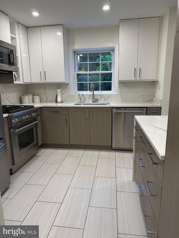 Property Photo:  7024 Alicent Place  VA 22101 