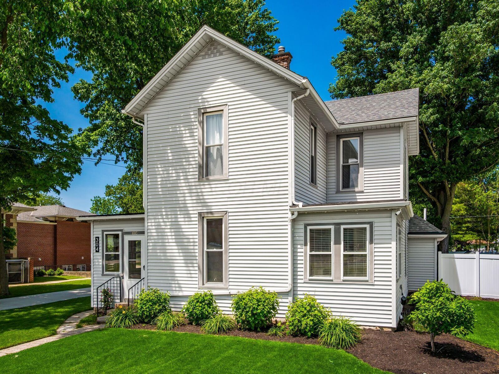 Property Photo:  304 E High Street  OH 43003 