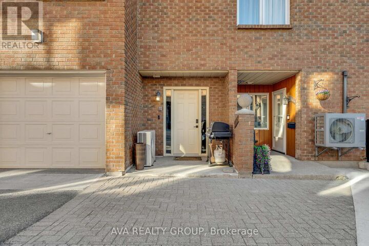106 Stratas Court North — photo 1