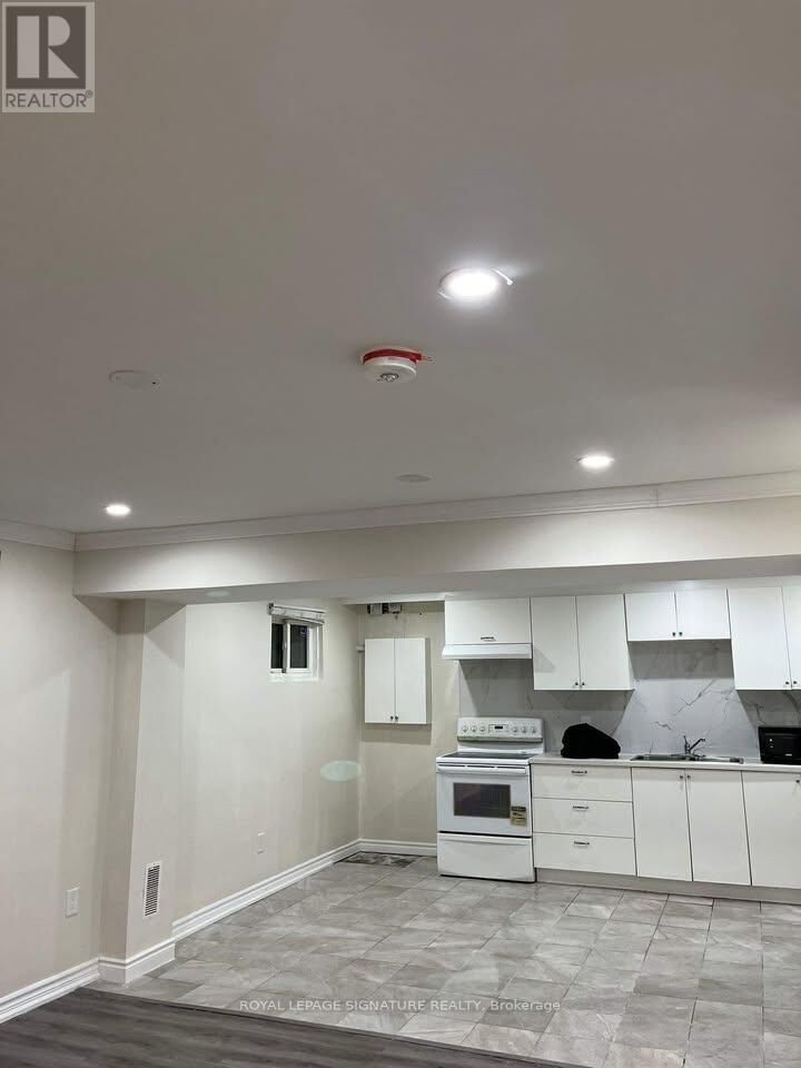 Property Photo:  1063 Blairholm Avenue Lower  ON L5C 3C9 