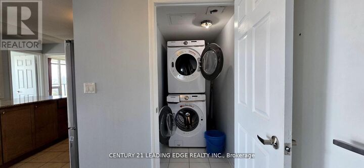 Property Photo:  18 Valley Woods Road Ph204  ON M3A 0A1 
