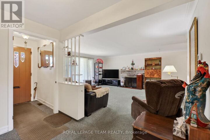 Property Photo: 658 Tillbury Avenue West ON K2A 1A1